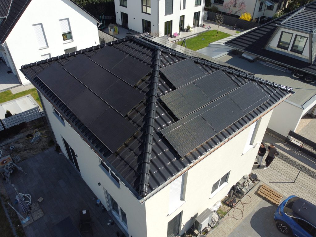Luftaufnahme eines Daches mit Photovoltaikanlage